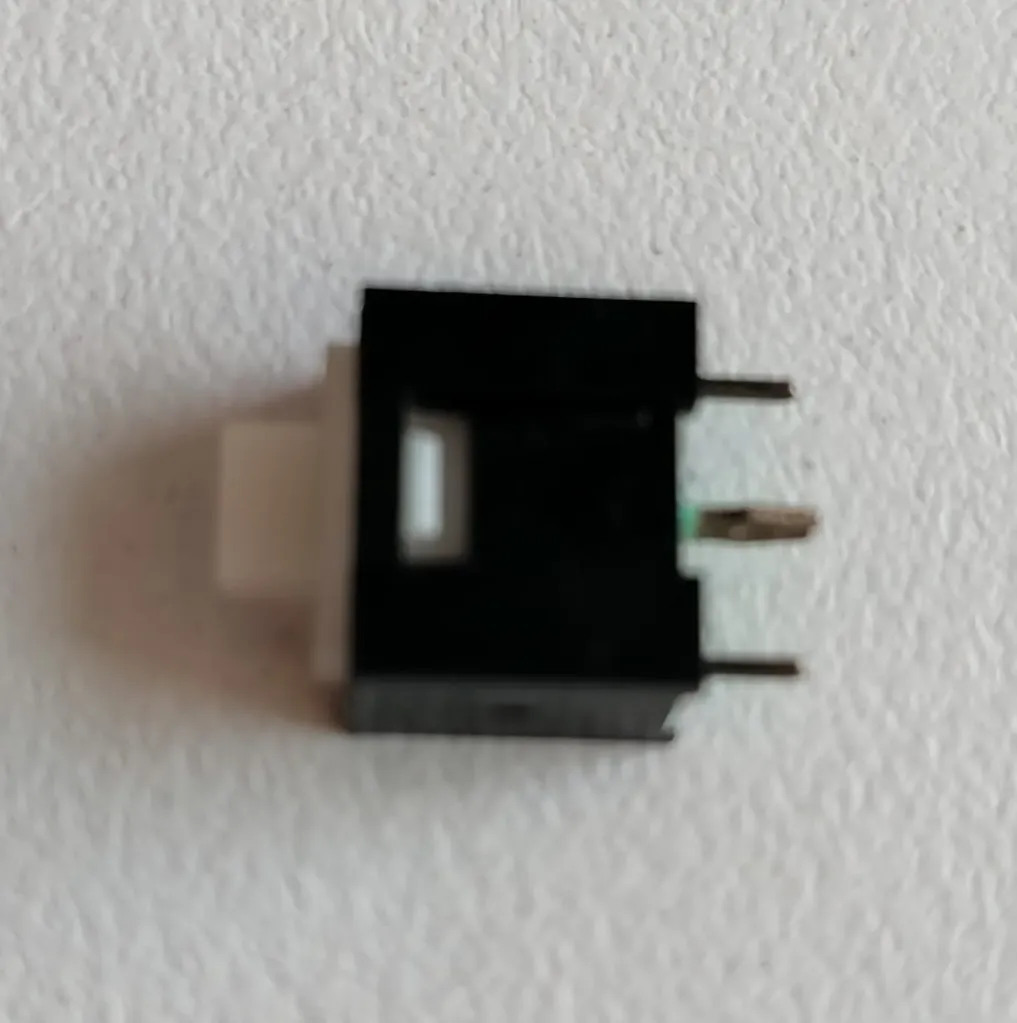 Pushbutton 3-pin switch